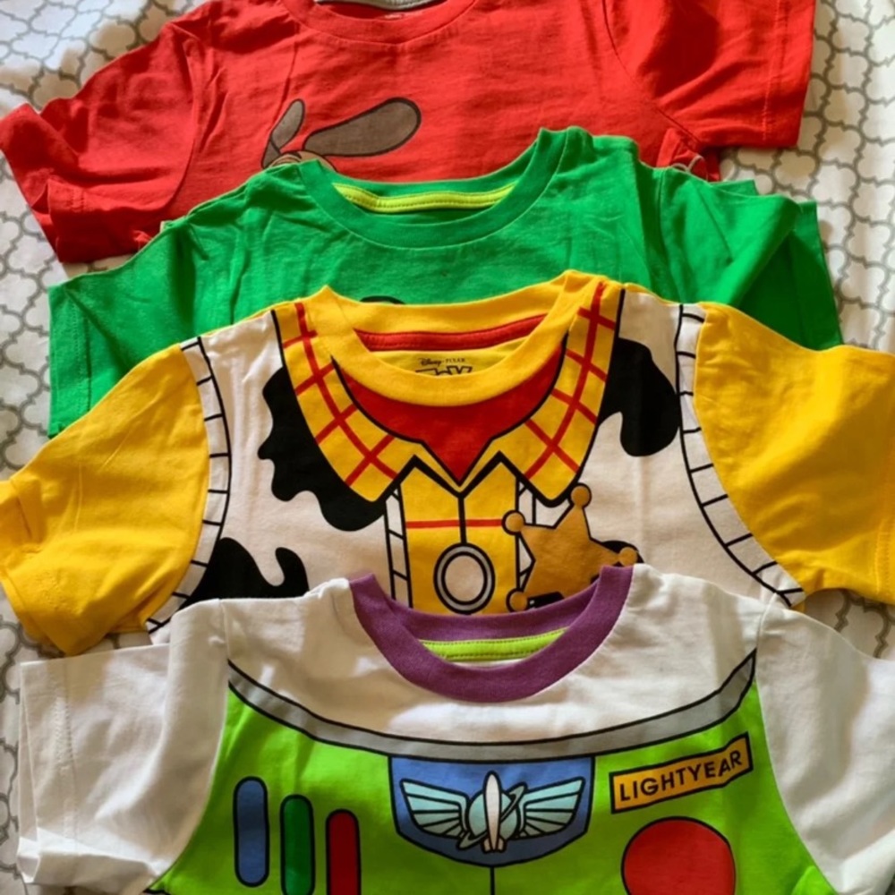 Super cute Disney toy story tee